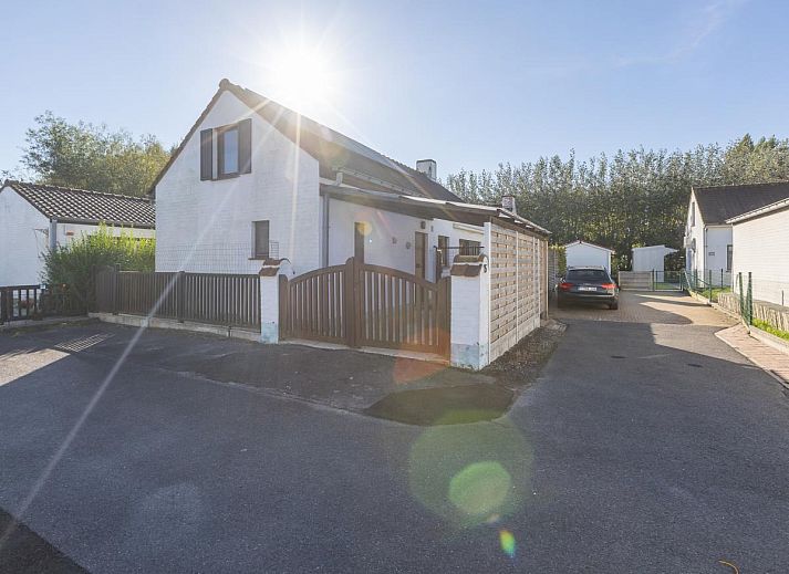 Wittedorp - 15, vakantiehuis in Lombardsijde, West-Vlaanderen, met zonnige oprit en ruime parkeerplaats omgeven door natuur.