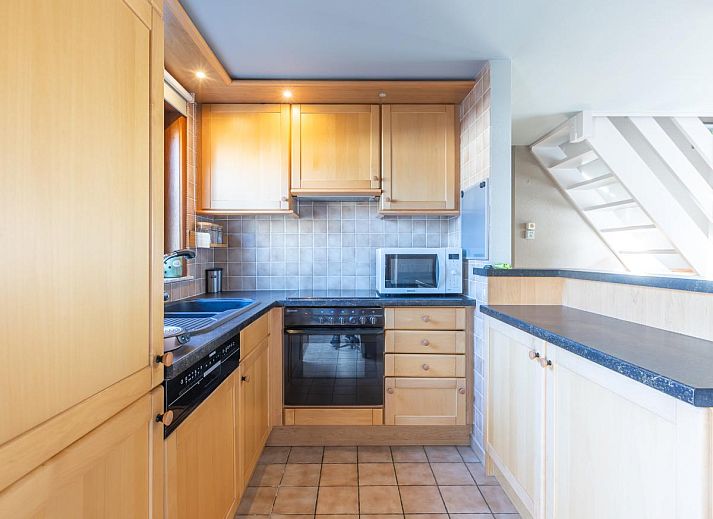 Binnenruimte van vakantiehuis Wittedorp - 15 in Lombardsijde, West-Vlaanderen met gezellige eethoek en moderne woonkamer.