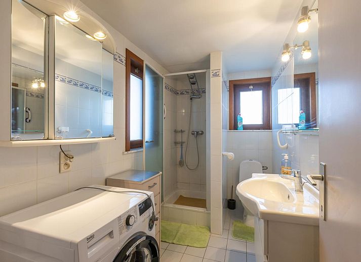Binnenruimte van vakantiehuis Wittedorp - 15 in Lombardsijde, West-Vlaanderen met gezellige eethoek en moderne woonkamer.