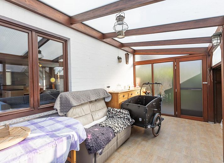 Binnenruimte van vakantiehuis Wittedorp - 15 in Lombardsijde, West-Vlaanderen met gezellige eethoek en moderne woonkamer.