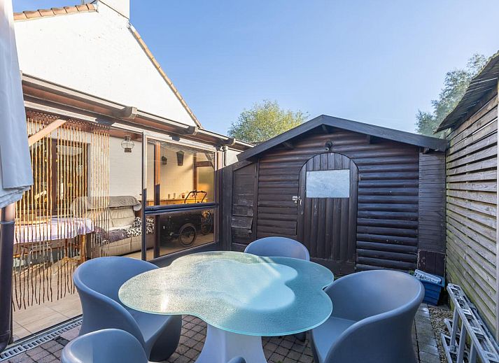 Binnenruimte van vakantiehuis Wittedorp - 15 in Lombardsijde, West-Vlaanderen met gezellige eethoek en moderne woonkamer.