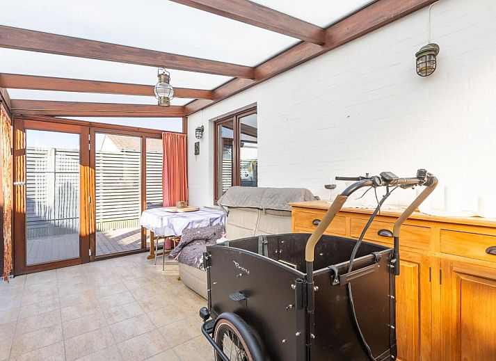 Gezellige binnenruimte van vakantiehuis Wittedorp - 15 in Lombardsijde, West-Vlaanderen, met ruime zithoek en eetgedeelte.