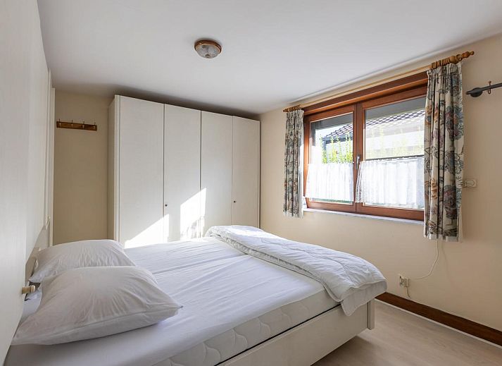 Gezellige binnenruimte van vakantiehuis Wittedorp - 15 in Lombardsijde, West-Vlaanderen, met ruime zithoek en eetgedeelte.