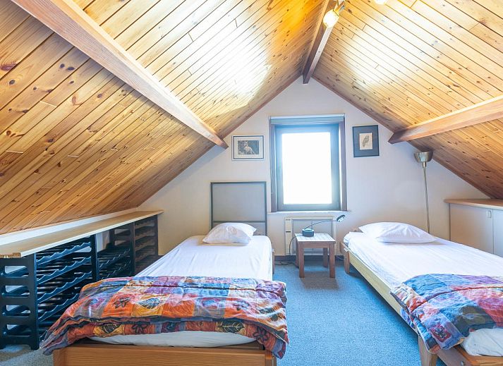 Gezellige binnenruimte van vakantiehuis Wittedorp - 15 in Lombardsijde, West-Vlaanderen, met ruime zithoek en eetgedeelte.