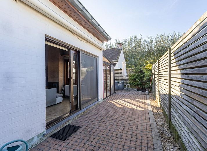 Gezellige woonruimte in vakantiehuis Wittedorp - 15, Lombardsijde, met houten plafond en ruime zithoek in West-Vlaanderen, Belgie.