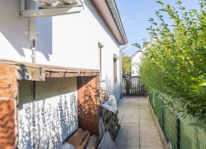 Gezellige woonruimte in vakantiehuis Wittedorp - 15, Lombardsijde, met houten plafond en ruime zithoek in West-Vlaanderen, Belgie.