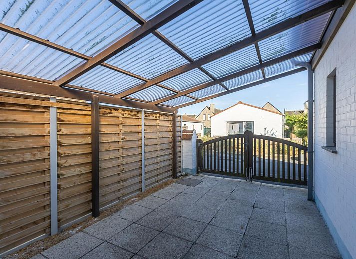 Gezellige woonruimte in vakantiehuis Wittedorp - 15, Lombardsijde, met houten plafond en ruime zithoek in West-Vlaanderen, Belgie.