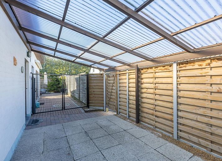 Gezellige woonruimte in vakantiehuis Wittedorp - 15, Lombardsijde, met houten plafond en ruime zithoek in West-Vlaanderen, Belgie.