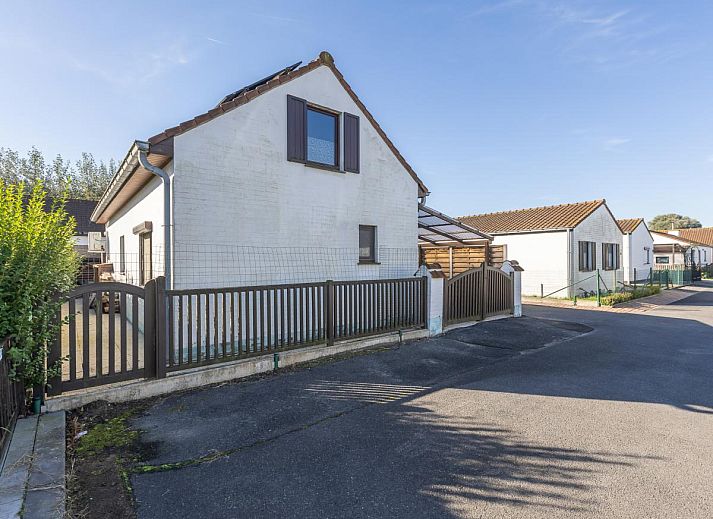 Gezellige woonruimte in vakantiehuis Wittedorp - 15, Lombardsijde, met houten plafond en ruime zithoek in West-Vlaanderen, Belgie.