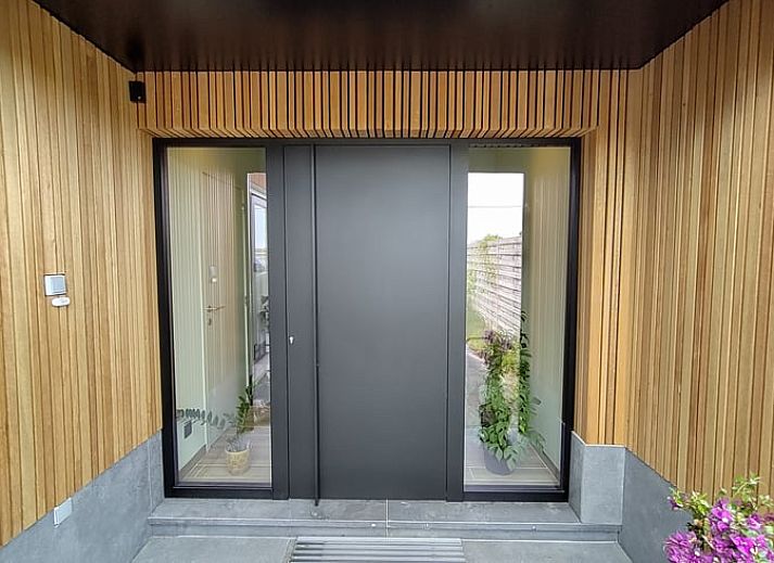 Gemuetliches Wohnzimmer von Cottage in Ingooigem, Ferienhaus in Westflandern, mit geraeumiger Sitzecke und viel Tageslicht.