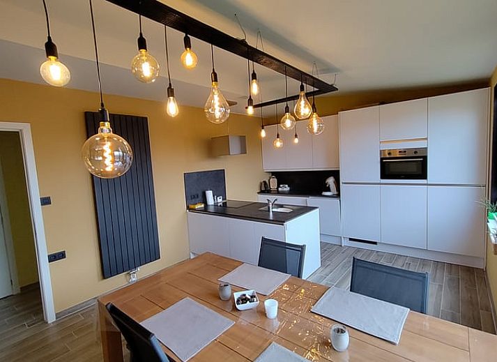 Gemuetliches Wohnzimmer von Cottage in Ingooigem, Ferienhaus in Westflandern, mit geraeumiger Sitzecke und viel Tageslicht.