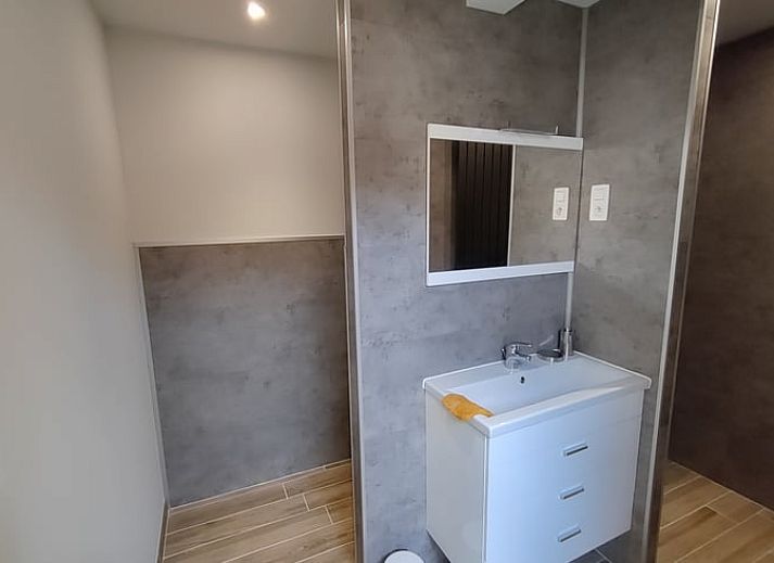 Essecke im Cottage in Ingooigem, Ferienunterkunft in Belgien, mit moderner Einrichtung und bequemen Sitzgelegenheiten.