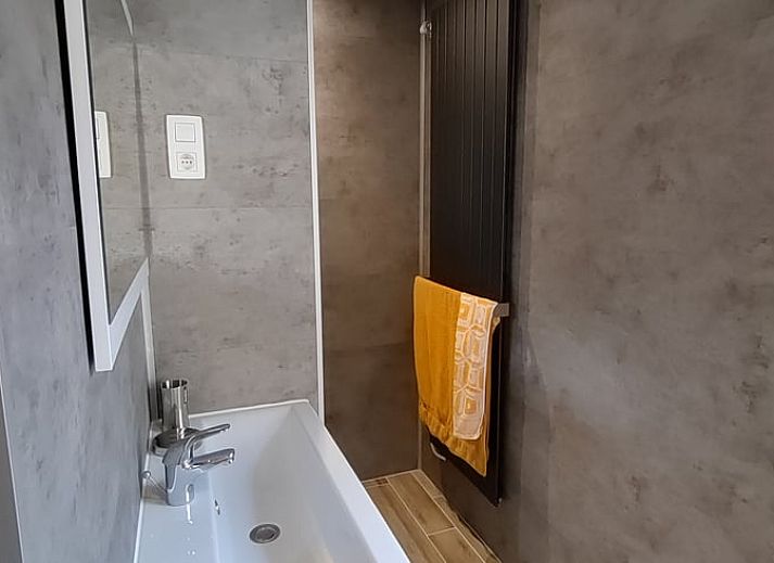 Essecke im Cottage in Ingooigem, Ferienunterkunft in Belgien, mit moderner Einrichtung und bequemen Sitzgelegenheiten.