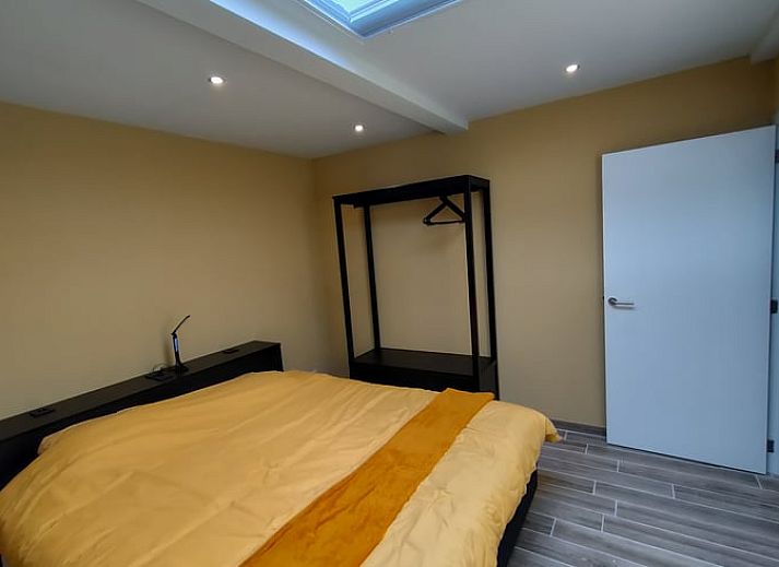 Schlichter und moderner Eingang des Ferienhauses in Ingooigem, Westflandern, mit Holzverkleidung.