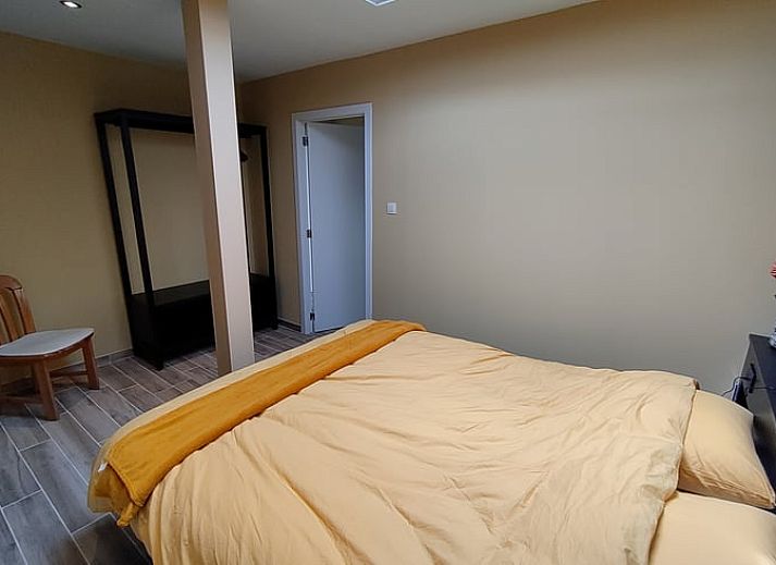 Schlichter und moderner Eingang des Ferienhauses in Ingooigem, Westflandern, mit Holzverkleidung.