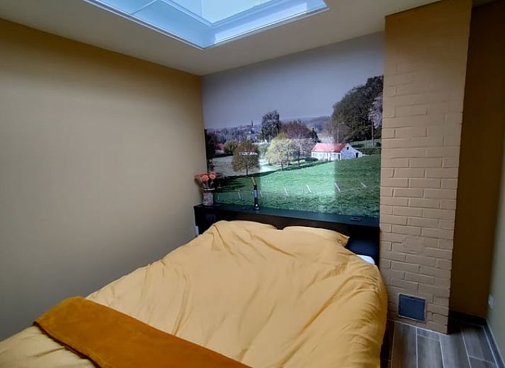 Schlichter und moderner Eingang des Ferienhauses in Ingooigem, Westflandern, mit Holzverkleidung.