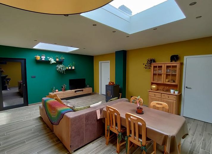 Stilvolle Kueche des Cottage in Ingooigem, Ferienhaus in Belgien, mit modernen Geraeten und stimmungsvoller Beleuchtung.