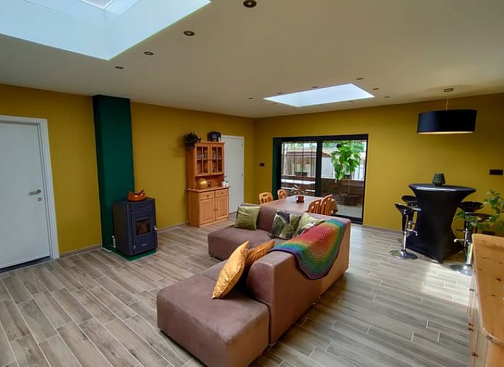 Stilvolle Kueche des Cottage in Ingooigem, Ferienhaus in Belgien, mit modernen Geraeten und stimmungsvoller Beleuchtung.