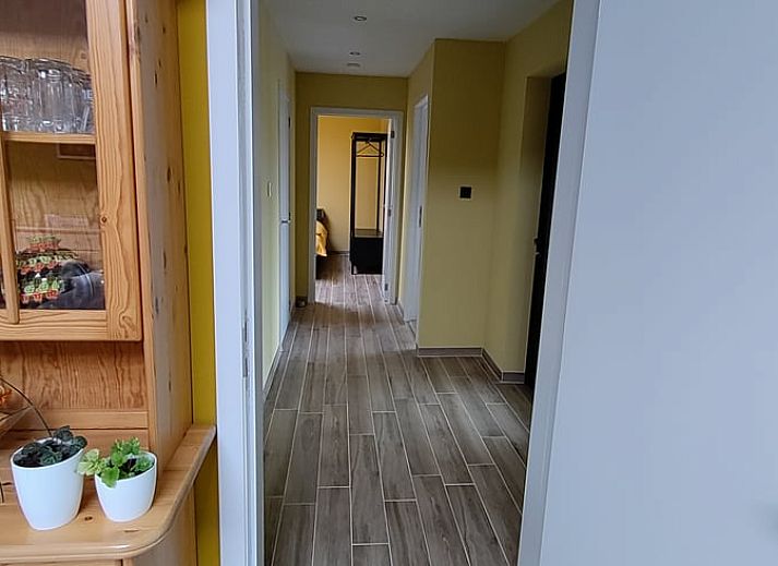 Stilvolle Kueche des Cottage in Ingooigem, Ferienhaus in Belgien, mit modernen Geraeten und stimmungsvoller Beleuchtung.