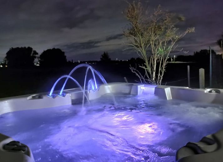 Gemuetliche Terrasse des Cottage in Ingooigem, Ferienunterkunft in Westflandern, mit Sitzgelegenheiten und gruener Umgebung.