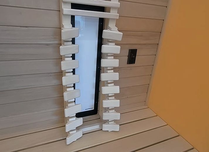 Gemuetliche Terrasse des Cottage in Ingooigem, Ferienunterkunft in Westflandern, mit Sitzgelegenheiten und gruener Umgebung.