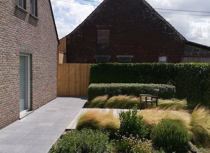 Vakantiehuis in Ingooigem, West-Vlaanderen met groene tuin en bomen, ideaal voor een ontspannen verblijf in Belgie.