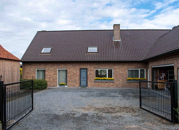Vakantiehuis in Ingooigem, West-Vlaanderen met groene tuin en bomen, ideaal voor een ontspannen verblijf in Belgie.