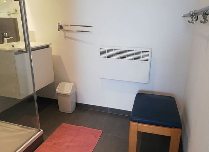 Vakantiehuis in Ingooigem met bloeiende boom en ruime tuin, perfect voor een ontspannen vakantie in West-Vlaanderen, Belgie.