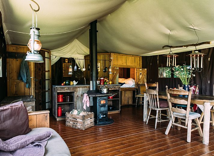 Tented cottage with hot private shower in Torhout, West Flanders, offers rustic glamping overlooking meadows and sheep in nature.