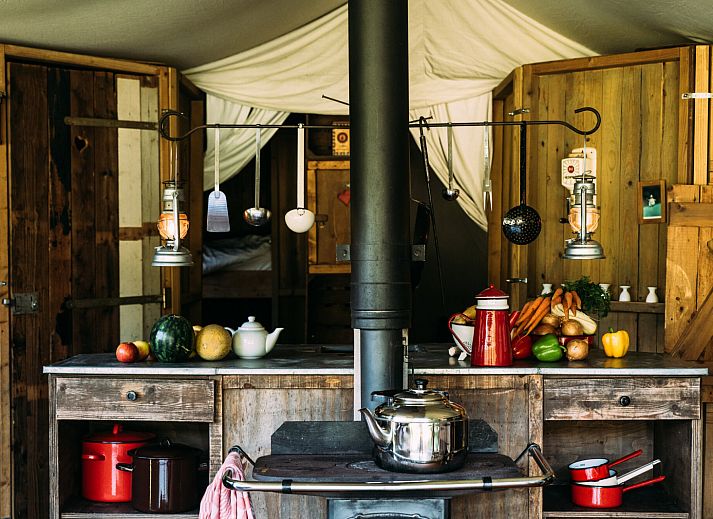 Tented cottage with hot private shower in Torhout, West Flanders, offers rustic glamping overlooking meadows and sheep in nature.