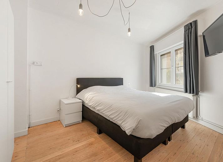 Stilvolles Wohnzimmer in "De Loft", einem Ferienhaus in Veurne, Westflandern, mit moderner Einrichtung und viel Tageslicht.