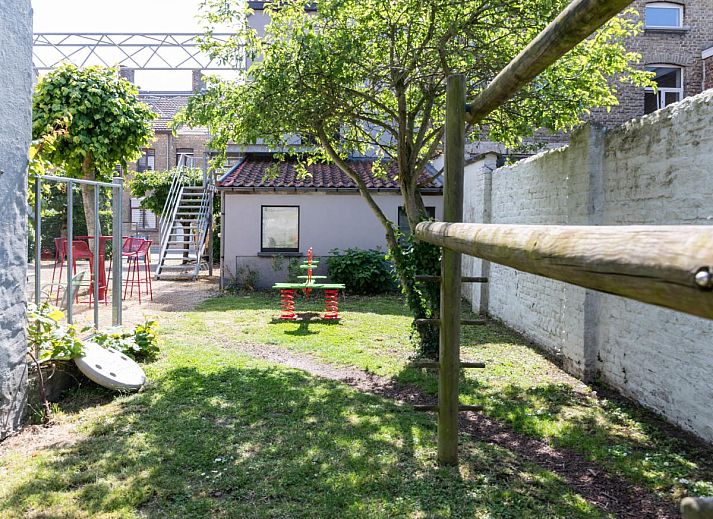 Stilvolles Wohnzimmer in "De Loft", einem Ferienhaus in Veurne, Westflandern, mit moderner Einrichtung und viel Tageslicht.