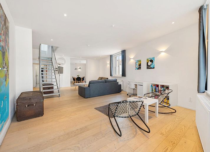 Stilvolles Wohnzimmer des Ferienhauses "De Loft" in Veurne, Westflandern, mit moderner Einrichtung und einer grosszuegigen Sitzecke.