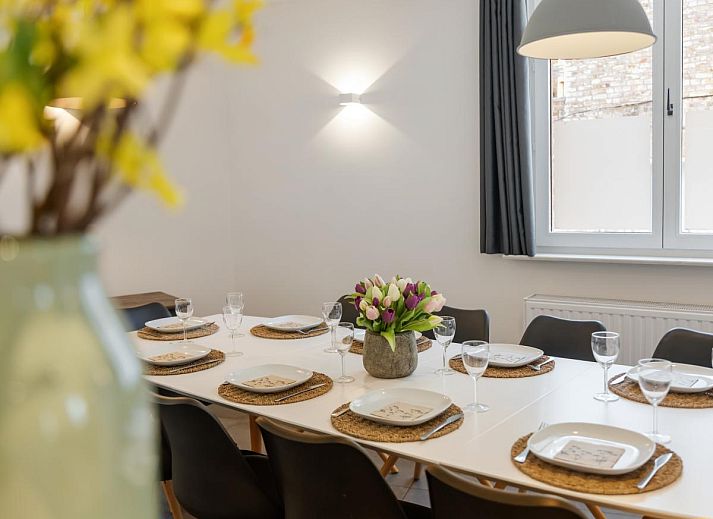 Stilvolles Wohnzimmer des Ferienhauses "De Loft" in Veurne, Westflandern, mit moderner Einrichtung und einer grosszuegigen Sitzecke.