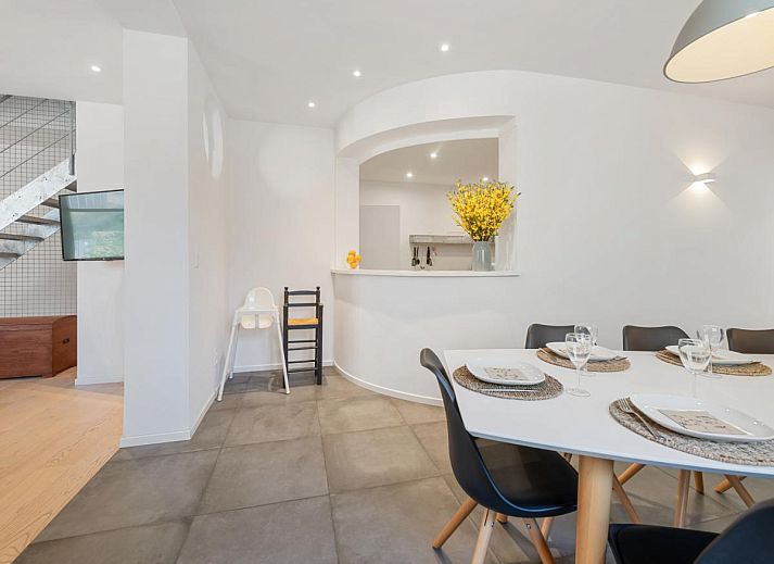 Moderner Essbereich in "De Loft", einem Ferienhaus in Veurne, Westflandern, ideal fuer gesellige Mahlzeiten in der Gruppe.