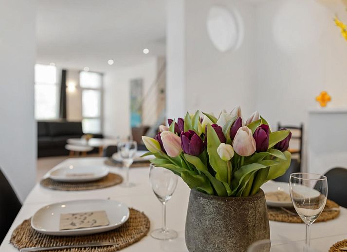 Moderner Essbereich in "De Loft", einem Ferienhaus in Veurne, Westflandern, ideal fuer gesellige Mahlzeiten in der Gruppe.