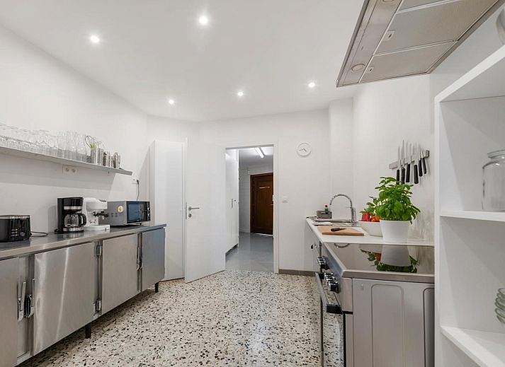 Moderner Essbereich in "De Loft", einem Ferienhaus in Veurne, Westflandern, ideal fuer gesellige Mahlzeiten in der Gruppe.