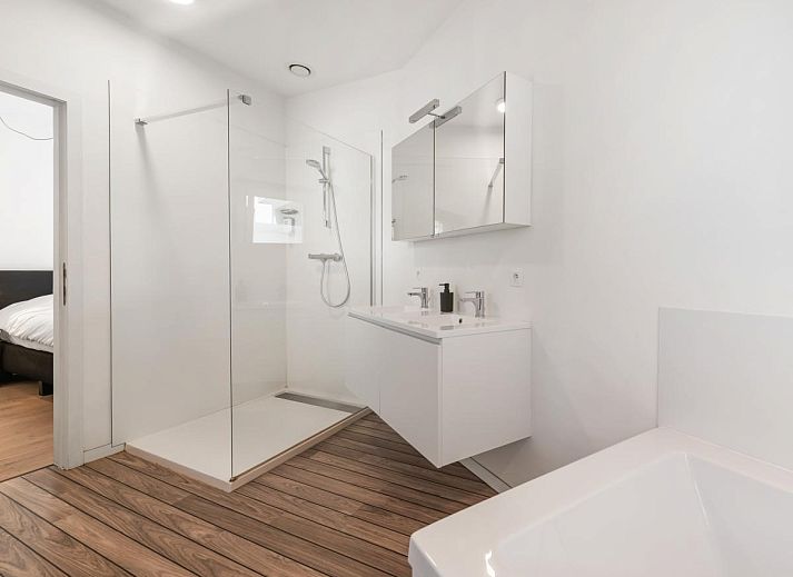 Schlafzimmer im Ferienhaus "De Loft" in Veurne, Westflandern, mit moderner Einrichtung und Zugang zu einer sonnigen Terrasse.