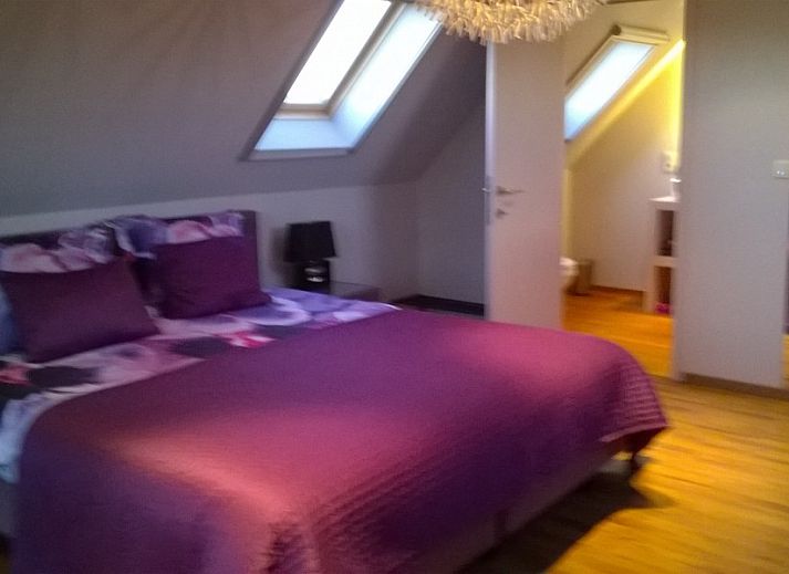 Stijlvolle slaapkamer met tweepersoonsbed in B&B De Zoete Kers, Belgie.