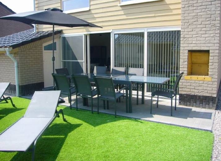 Veranda des Ferienhauses Lombardsijde in Lombardsijde-Middelkerke, Westflandern, Belgien mit bequemen Stuehlen.