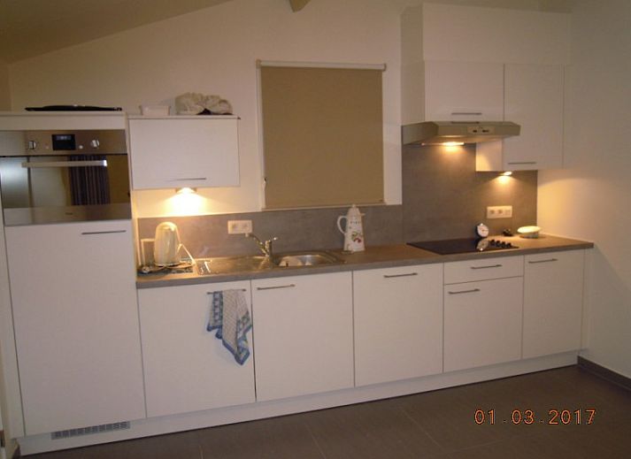 Veranda des Ferienhauses Lombardsijde in Lombardsijde-Middelkerke, Westflandern, Belgien mit bequemen Stuehlen.