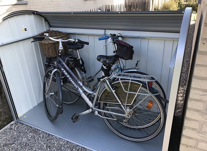 Gemuetliches Schlafzimmer mit grossem Bett im Ferienhaus Lombardsijde, Lombardsijde-Middelkerke, Westflandern, Belgien.
