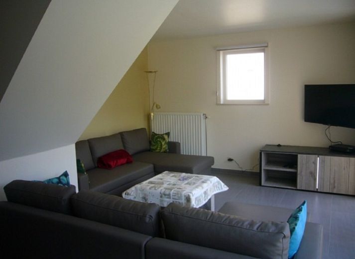 Gemuetliches Schlafzimmer mit grossem Bett im Ferienhaus Lombardsijde, Lombardsijde-Middelkerke, Westflandern, Belgien.