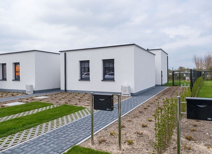 Gemuetliches Wohnzimmer im Ferienhaus Relax, Westende/Middelkerke, mit Blick auf den Garten in Westflandern, Belgien.