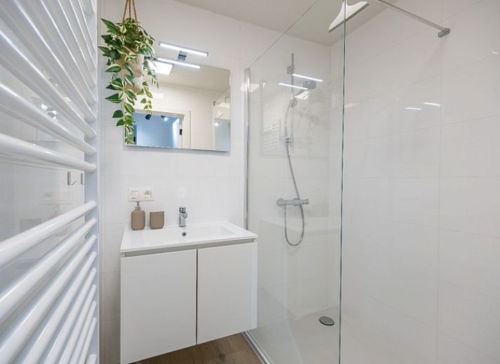 Gemuetliches Wohnzimmer im Ferienhaus Relax, Westende/Middelkerke, mit Blick auf den Garten in Westflandern, Belgien.