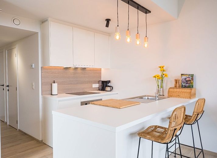 Gemuetliches Wohnzimmer im Ferienhaus Relax, Westende/Middelkerke, mit Blick auf den Garten in Westflandern, Belgien.