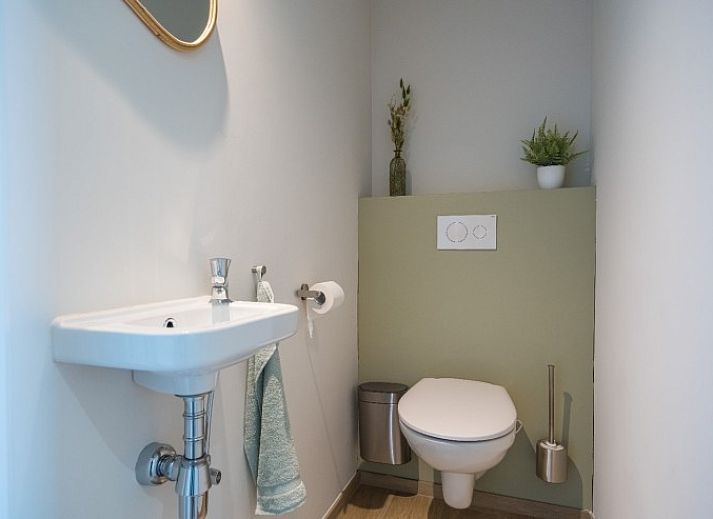 Gemuetliches Wohnzimmer im Ferienhaus Relax, Westende/Middelkerke, mit Blick auf den Garten in Westflandern, Belgien.