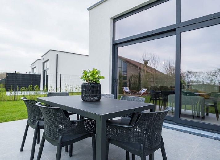 Modernes Aeusseres des Ferienhauses Relax in Westende/Middelkerke, Westflandern, mit schlichter Architektur.