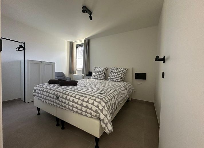 Stilvolles Wohnzimmer in Haus 96, einem Ferienhaus in Westende, Westflandern, mit komfortablen Moebeln.