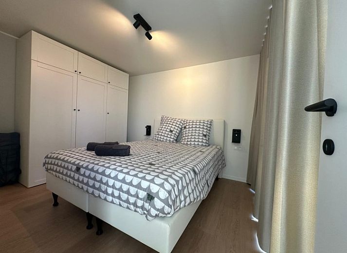 Stilvolles Wohnzimmer in Haus 96, einem Ferienhaus in Westende, Westflandern, mit komfortablen Moebeln.